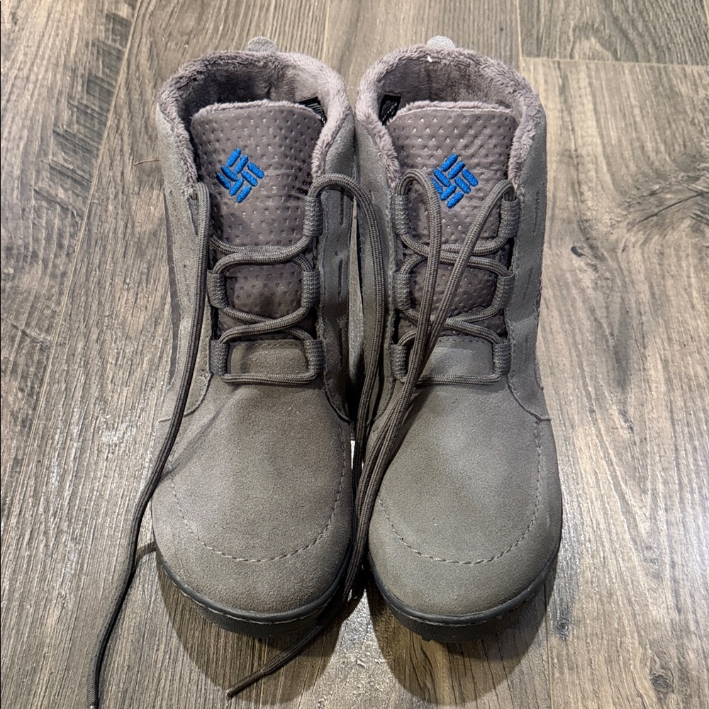 NWOT Columbia Women’s Hiking Boots - Picture 2 of 5